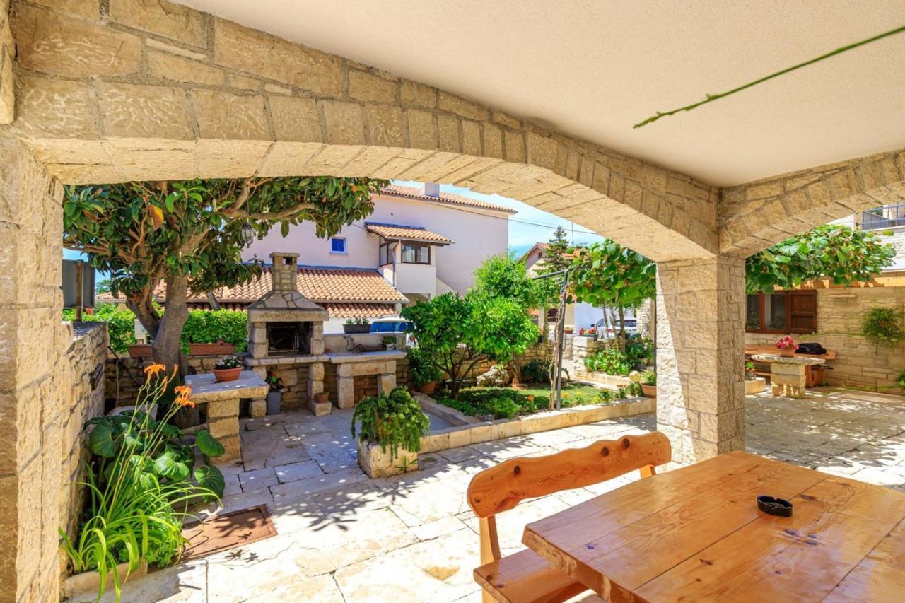 Apartments Mirjana Medulin Exterior photo