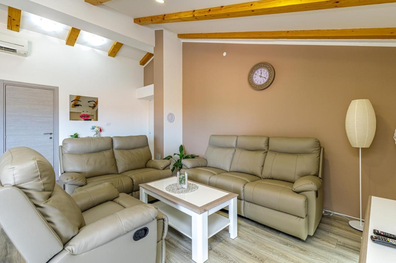 Apartments Mirjana Medulin Exterior photo